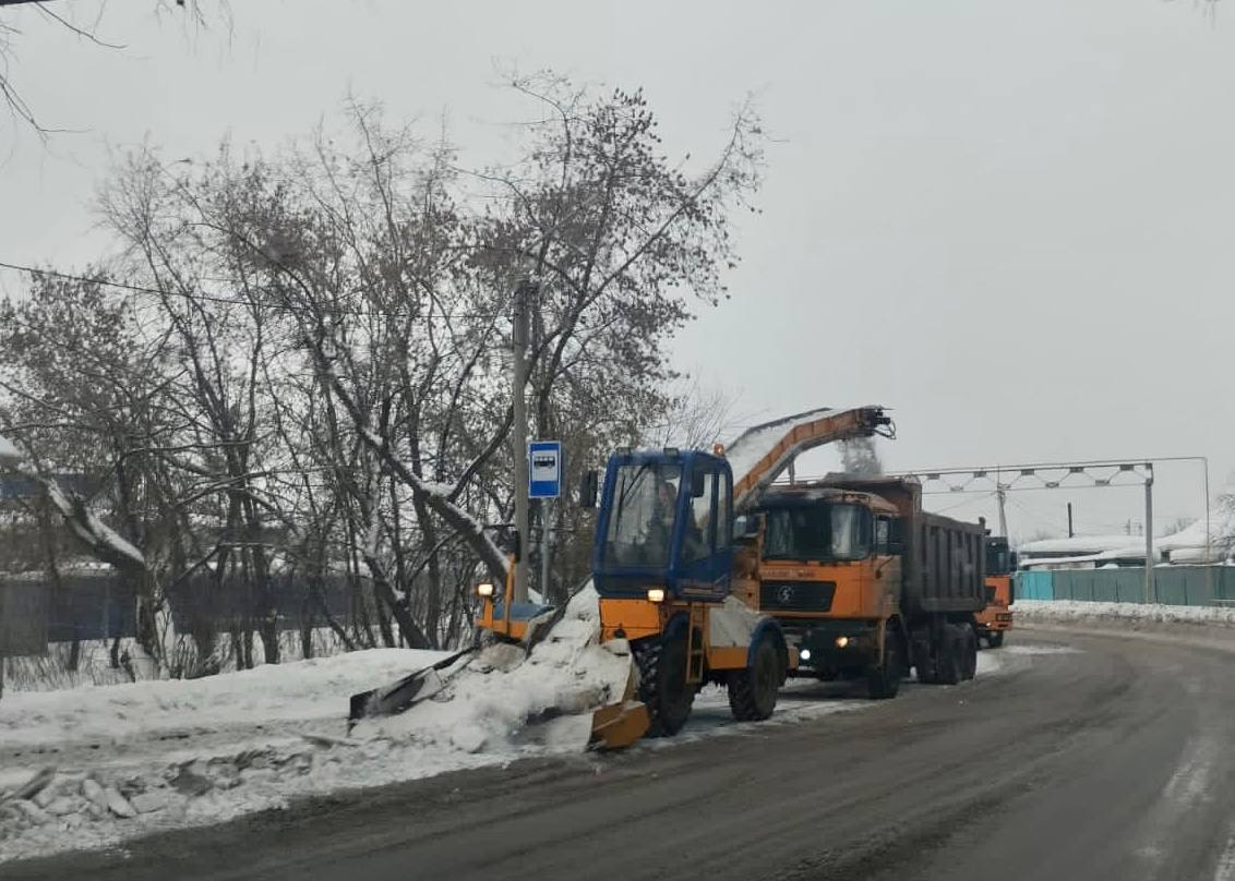 В Кемерове 134 единицы спецтехники задействовали в уборке снега