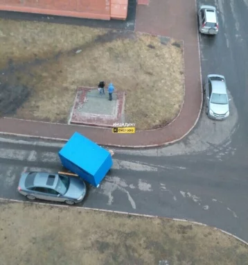 Фото: В Кемерове снесённый ветром ларёк зацепил автомобиль 1