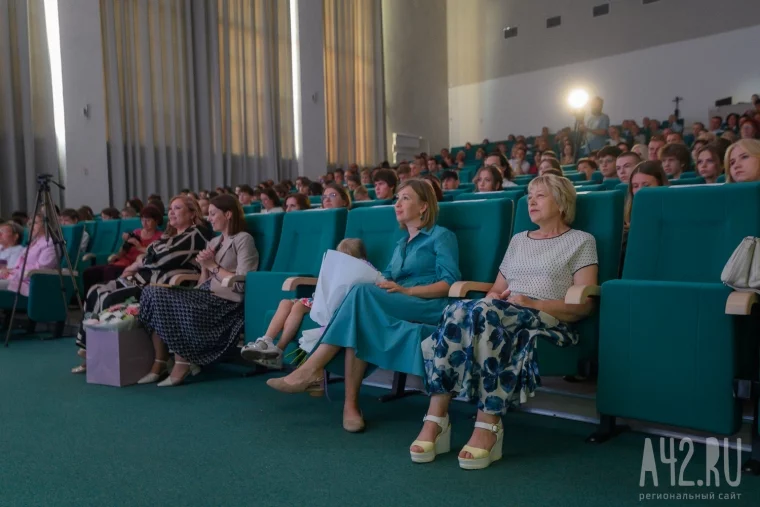 Фото: Выпускные-2025 в Кемерове: слёзы радости и последний школьный вальс 41
