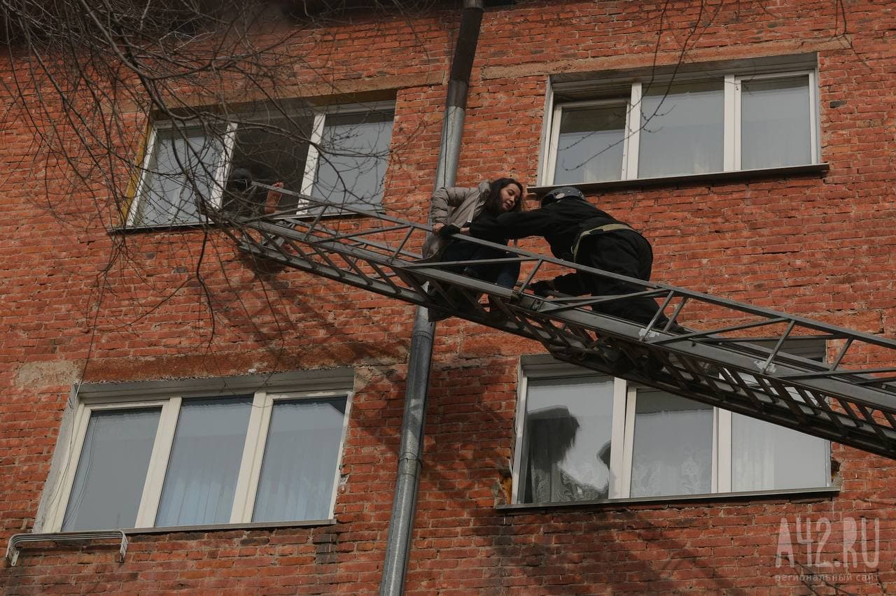 Огнеборцы спасли четырёх человек из ночного пожара в многоквартирном доме в Новокузнецке