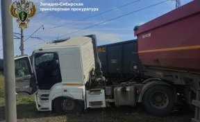 В Кузбассе «КамАЗ» столкнулся с грузовым поездом