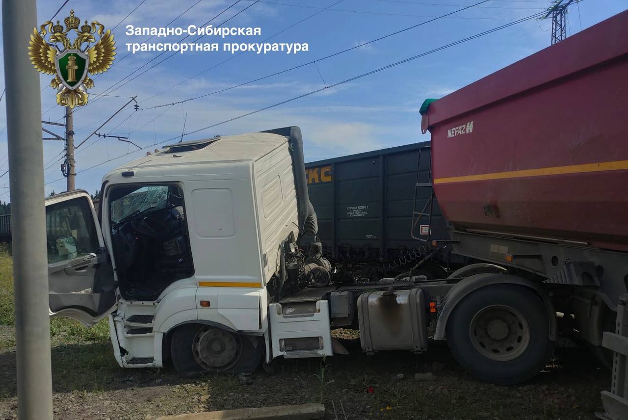 В Кузбассе «КамАЗ» столкнулся с грузовым поездом