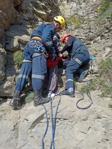 Фото: В Кузбассе два человека застряли в расщелине скалы на 30-метровой высоте 1