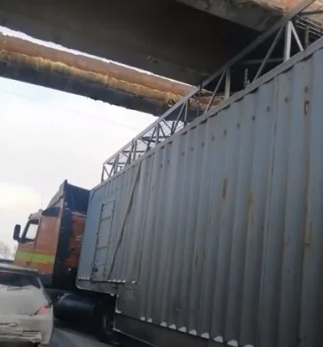 Фото: КамАЗ не проедет: в Кемерове фура застряла под мостом 3