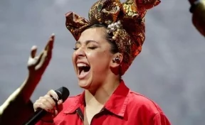 Молодой человек Манижи оказывает поддержку певице во время Евровидения