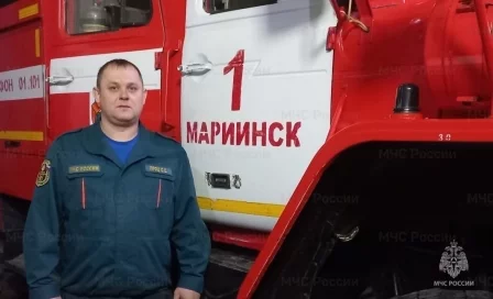 В Кузбассе сотрудник МЧС спас из горящего дома женщину с ребёнком