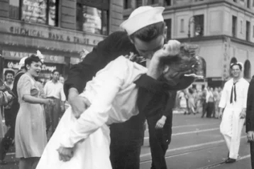 Фото: Скончался герой легендарного снимка «Поцелуй на Таймс-сквер» 1