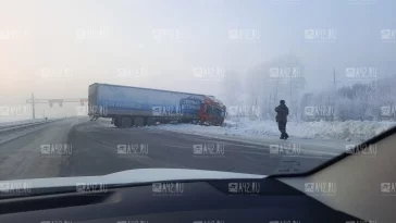 Фото: Фура попала в ДТП на трассе Кемерово — Новокузнецк 3