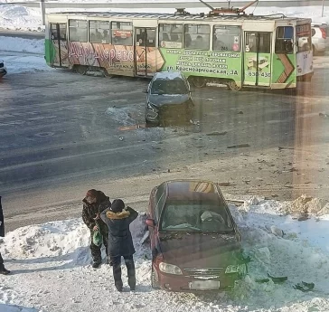 Фото: В Кемерове очевидцы сняли последствия ДТП на перекрёстке 2