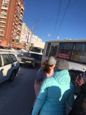 Фото: В Кемерове произошло ДТП с участием маршрутки на пересечении проспекта Шахтёров и проспекта Кузбасского 3
