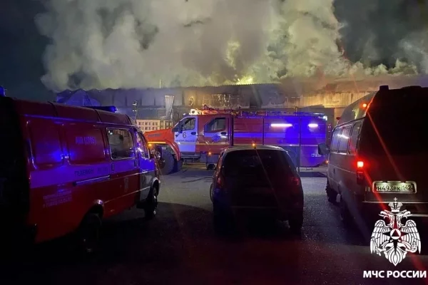 В Новокузнецке 26 человек тушили ночной пожар в нежилом здании