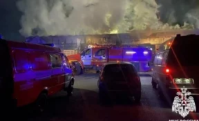 В Новокузнецке 26 человек тушили ночной пожар в нежилом здании