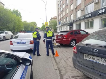 Фото: В Екатеринбурге мужчина на электросамокате врезался в припаркованный автомобиль и погиб 1