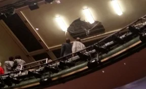 В Лондоне во время спектакля в театре на зрителей обрушилась часть потолка