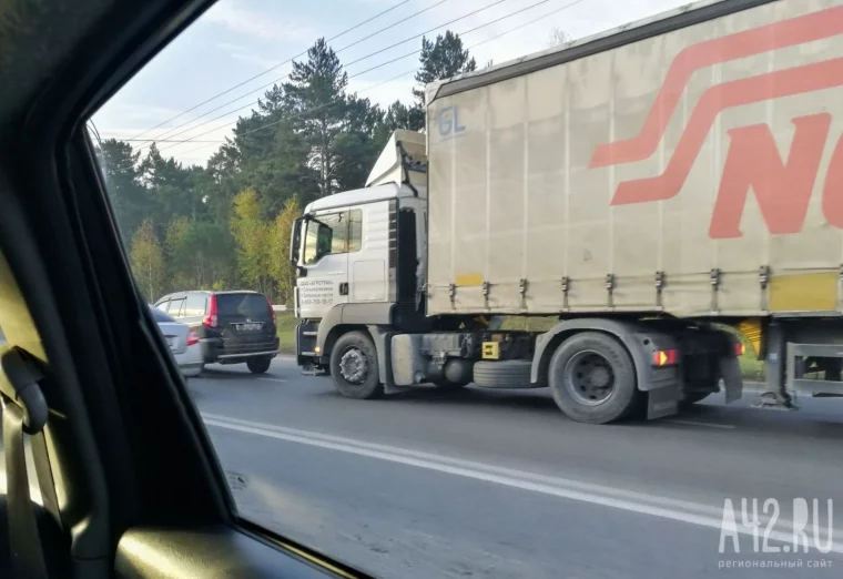 Фото: Из-за ДТП с грузовиком в Рудничном районе Кемерова образовалась пробка 2