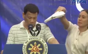 Президент Филиппин выступал перед сенатом с огромным тараканом на плече
