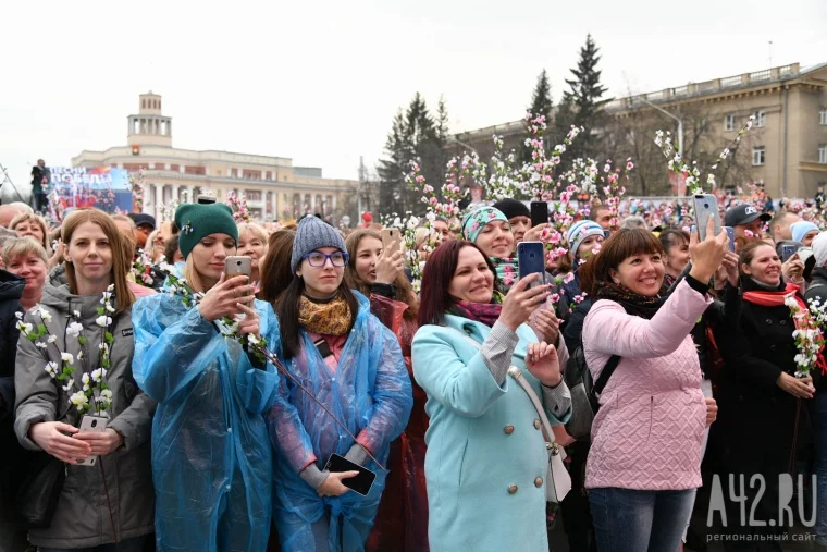 Фото: На площади Советов в Кемерове начался концерт «Песни Победы» 6