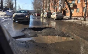 На одной из улиц в Кемерове провалился асфальт