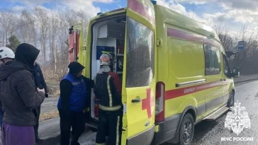 Фото: В Кемерове обрушилась кровля здания, придавив человека: МЧС показало кадры 3