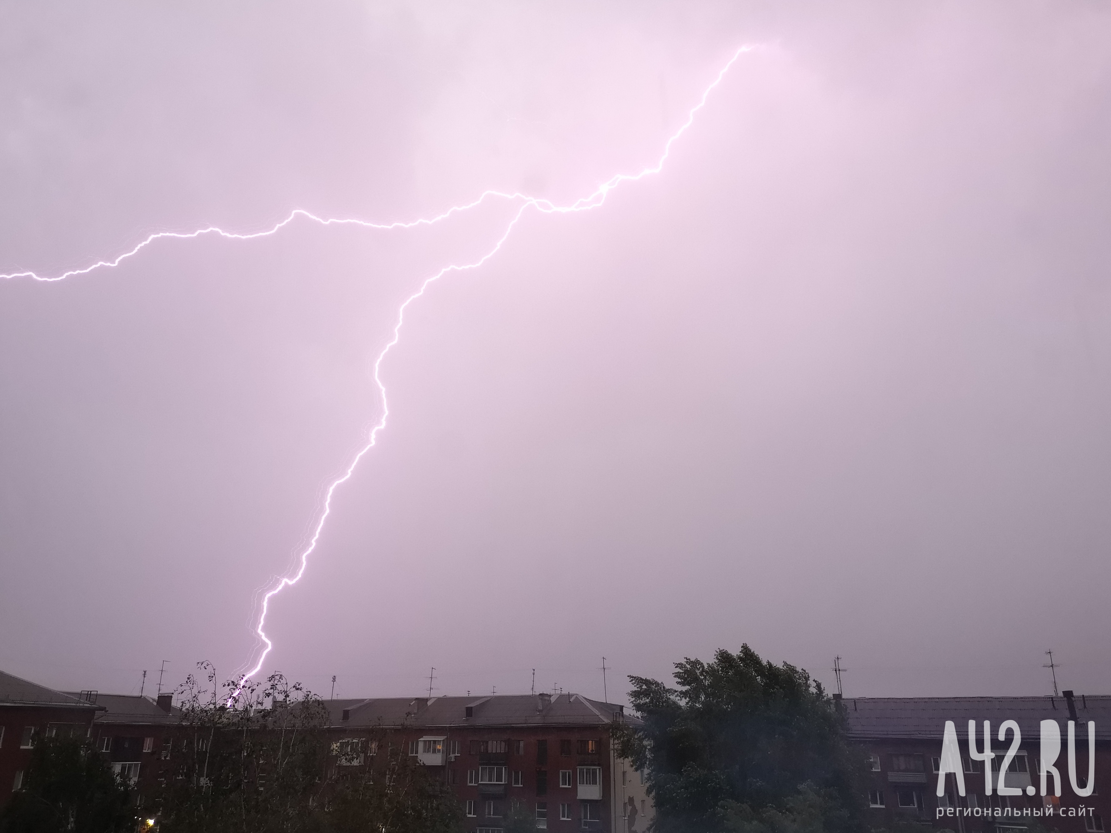 Сильные дожди, грозы, град, шквалистые усиления ветра: синоптики предупредили об ухудшении погоды в ближайший час в Кузбассе