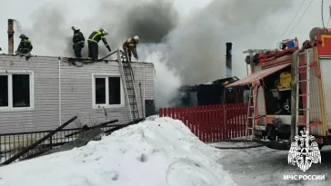 Фото: В Новокузнецком округе загорелись частный дом и постройки 2