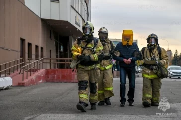 Фото: В Новокузнецке 50 пожарных «тушили» торговый центр  3
