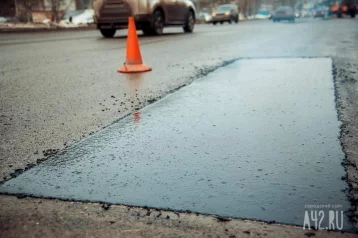 Фото: Специалисты прокомментировали жалобы кемеровчан по поводу больших ям на оживлённой дороге 1