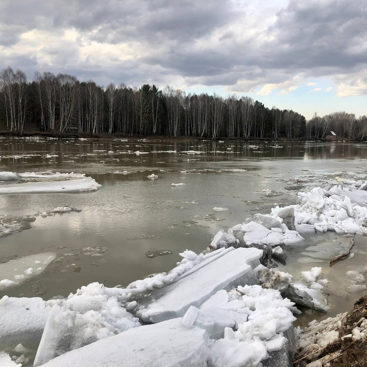 «Лёд продолжает идти»: мэр кузбасского города рассказал о ситуации на реке
