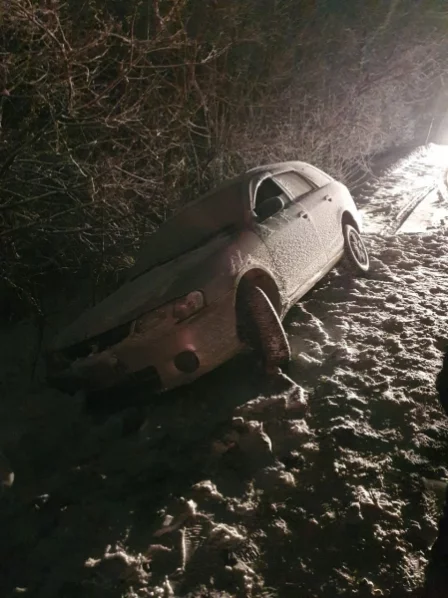 Фото: Автомобиль застрял в снегу на кузбасской трассе 2