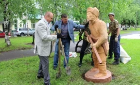 В Таштаголе установили скульптуру, сделанную из поваленных ветром деревьев