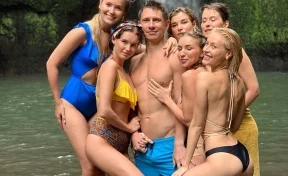 Тройной поцелуй Тимура Батрутдинова с неизвестными девушками в ночном клубе попал на видео