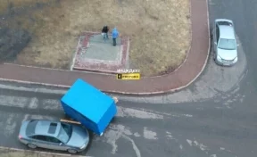 В Кемерове снесённый ветром ларёк зацепил автомобиль