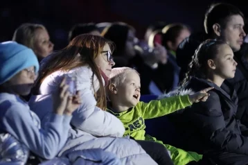 Фото: Более 4 300 сотрудников УК «Кузбассразрезуголь» вместе с детьми посетили ледовое шоу «Снегурочка» 1