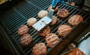 Онколог предупредил, что во время жарки в мясе накапливаются канцерогены