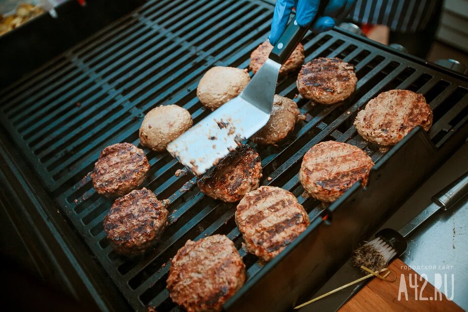 Онколог предупредил, что во время жарки в мясе накапливаются канцерогены