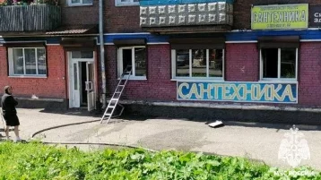 Фото: МЧС: магазин сантехники загорелся в Киселёвске 1