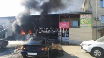 Фото: Опубликованы фото и видео с места пожара в кузбасской СТО, где сгорели 4 иномарки 1