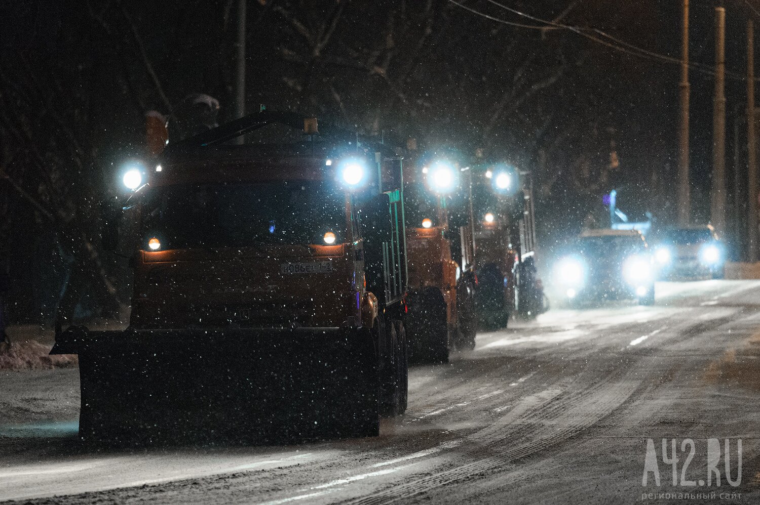 В Кузбассе мэр заявил, что последствия сильного снегопада устранят лишь ночью