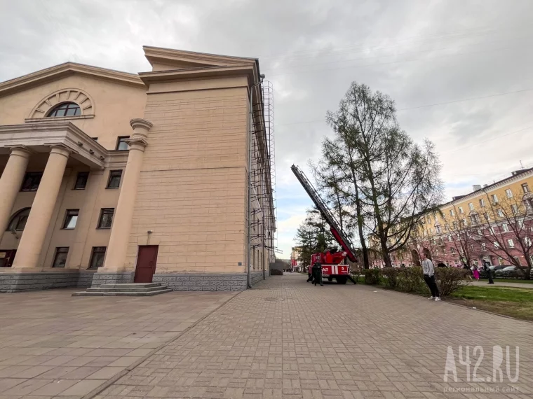 Фото: Мужчина забрался на крышу драмтеатра в Кемерове и отказывается спускаться 3