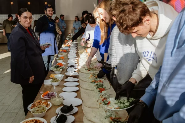 30-килограммовую шаурму приготовили кемеровские студенты к Татьяниному дню