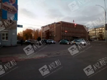 Фото: Кемеровчанам объяснили, куда пропал остановочный павильон на проспекте Шахтёров 1