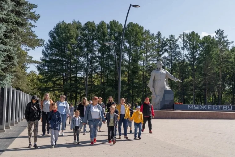 После реконструкции памятник Мужеству посвящается в Киселёвске обрел гранитные стеллы с именами героев