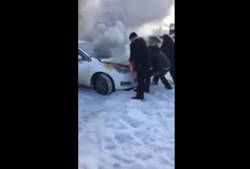 Фото: Пожар на парковке у ТРЦ «Радуга» в Кемерове попал на видео 1