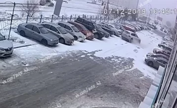 Фото: Снёс несколько автомобилей: ДТП на парковке в Кемерове попало на видео 1