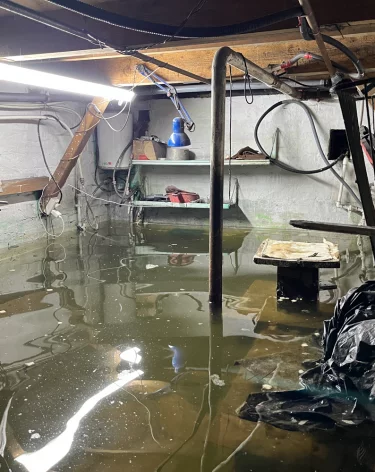 То ли подвал, то ли аквариум. Как беловчане живут в затопленных домах перед зимой