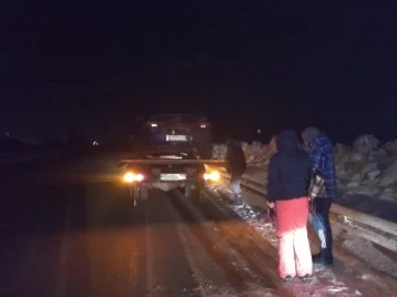 Фото: В Кузбассе инспекторы ДПС спасли четырёх человек, замерзавших на трассе 1