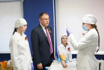 Фото: Илья Середюк поздравил кузбасских медсестёр с профессиональным праздником 1