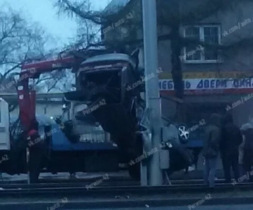 Фото: «Намотало на столб»: в Кемерове произошло ДТП с участием легковушки 1