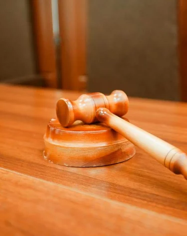 В Прокопьевске мужчина судился с работодателем после ампутации кисти из-за травмы