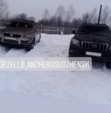 Фото: Touareg и Land Cruiser Prado сгорели при пожаре в стояночном боксе в Кузбассе 1